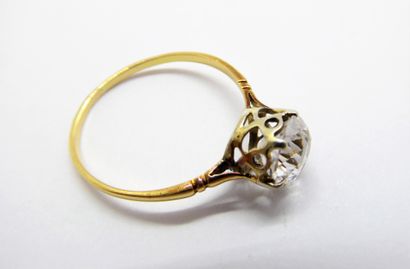18K (750/°°) yellow gold ring set with a...