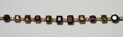 BRACELET en métal doré serti de pierres de...