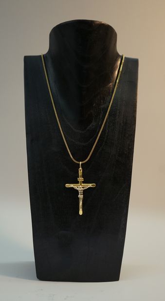 CHAINE et CROIX en or jaune 18k (750/°°).

L:...