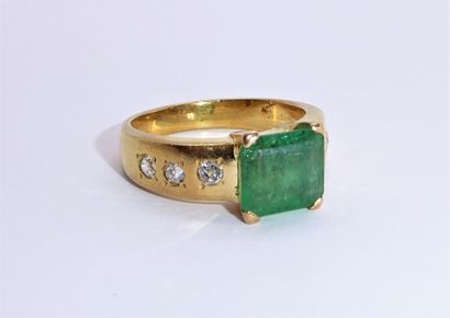 BAGUE en or jaune 18K (750/°°) ornée d'une...