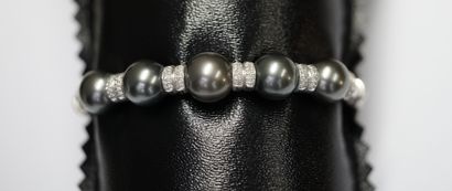 BRACELET Jonc rigide ovale ouvert en or gris...