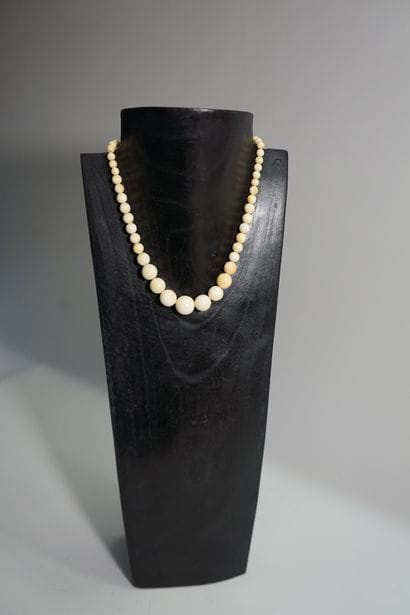 Necklace made of ivory balls. Circa 1920

L:...
