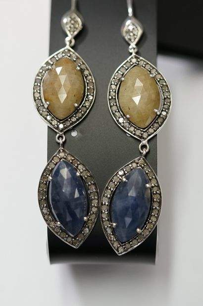 PAIRE DE PENDANTS D'OREILLES en argent patiné...