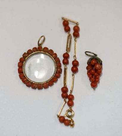 SET consisting of a fine 18k (750/°°) yellow...