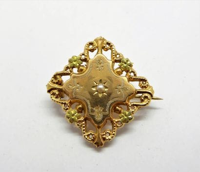 A 18K (750/°°) yellow gold brooch set with...