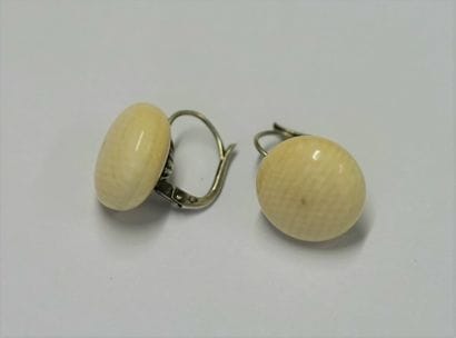 PAIR OF DORMEUSES formed of a round ivory...