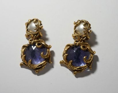 A PAIR OF EAR CLIPS in gilt metal with baroque...