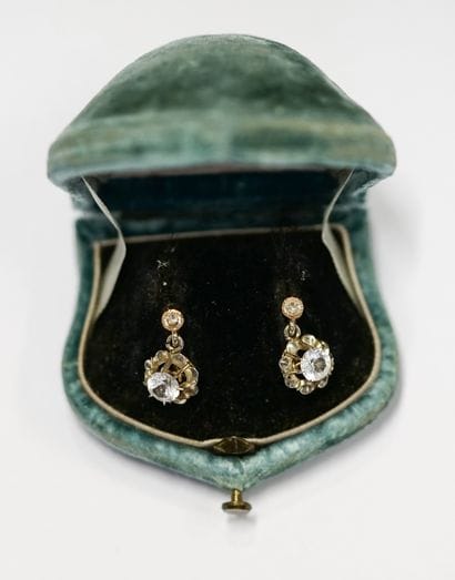 PAIR OF DORMEUSES in 18k yellow gold (750/°°)...