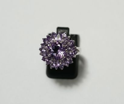 BAGUE fleur en argent 925/°° sertie d'améthystes...