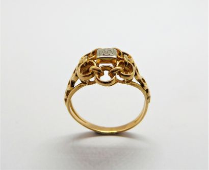 BAGUE vintage en or jaune 18K (750/°°), représentant...