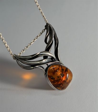 PENDENTIF moderniste en argent (min 800/°°)...