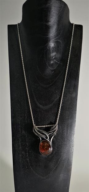 PENDENTIF moderniste en argent (min 800/°°)...