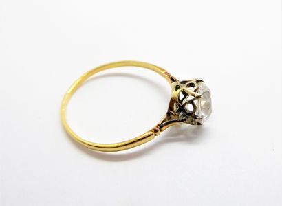 18K (750/°°) yellow gold ring set with a...