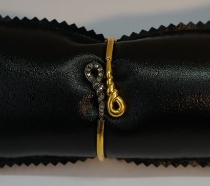 BRACELET jonc ouvrant croisé en or jaune...