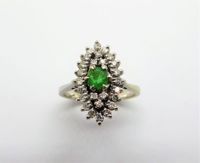 BAGUE MARQUISE en or blanc 18K (750/°°) ornée...