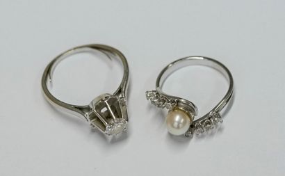 ENSEMBLE de 2 BAGUES en or gris 18K (750/°°):...