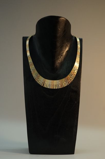 COLLIER collerette plat composé de lames...