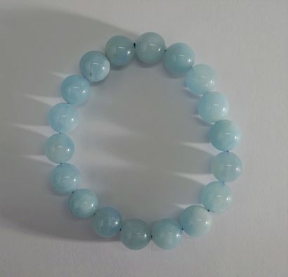 BRACELET composé de boules d'aigue-marine...