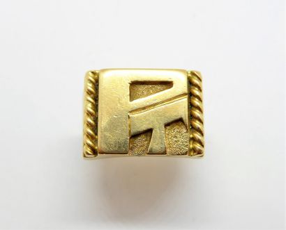 CHEVALIERE en or jaune 18K (750/°°), chiffrée,...