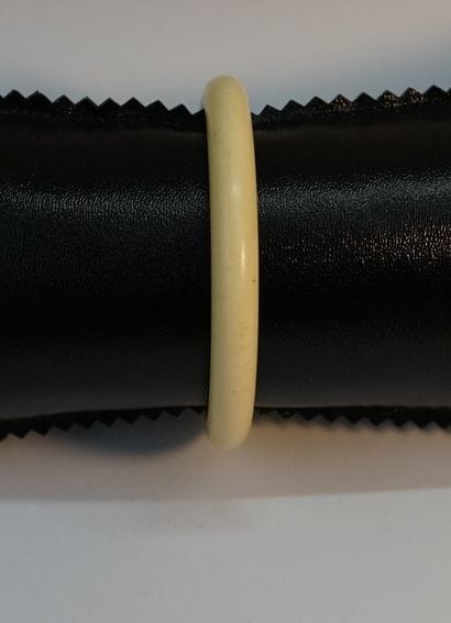 BRACELET rigid rush in ivory. Circa 1920

D....