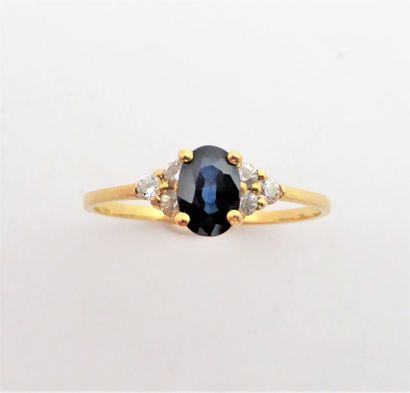 BAGUE en or jaune 18K (750/°°), ornée d'un...