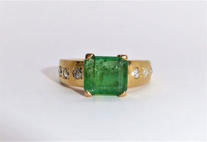 BAGUE en or jaune 18K (750/°°) ornée d'une...