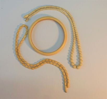 SET composed of 2 small necklaces in round...