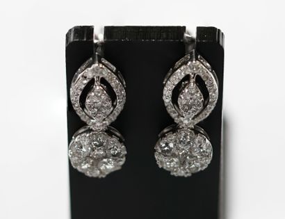 PAIR OF EARRINGS in 18K (750/°°) white gold...