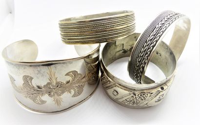 ENSEMBLE de 4 BRACELETS en argent 800/°°...