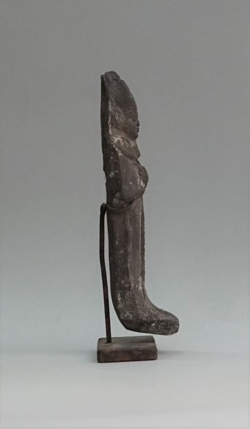 Oushebti in black clay. 18x4.5cm