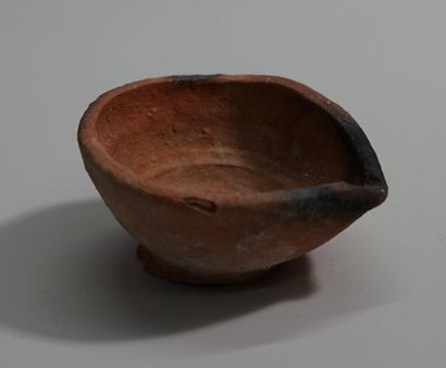 Oil lamp with pinched spout in red clay....