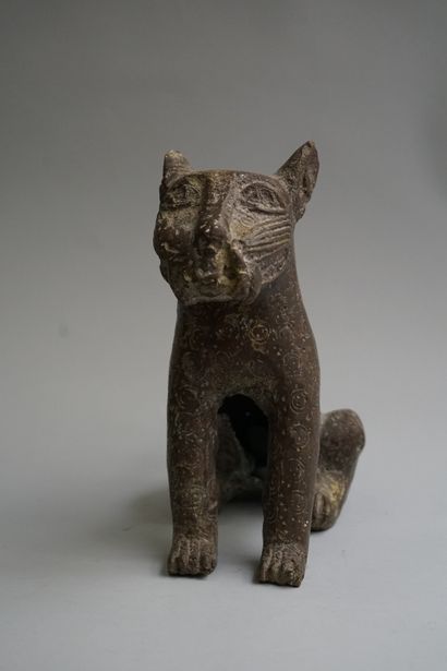 Statuette presenting a seated leopard showing...