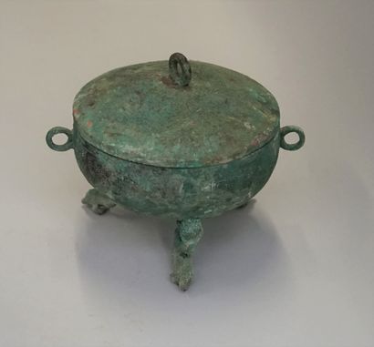 Tripod vase in Ding bronze. Feet in the shape...