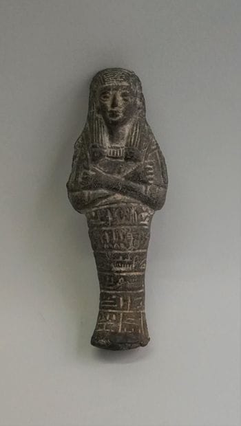 Oushebti in black clay. 15x5.5cm
