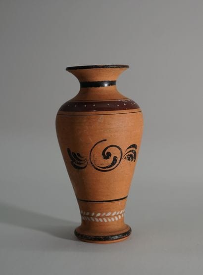 Greek style vase with a woman. H: 13cm