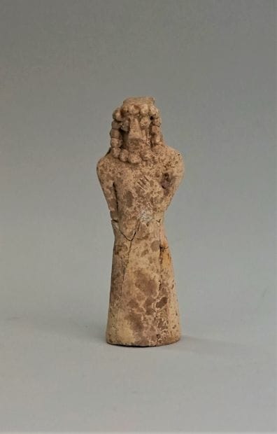 Idol in beige terracotta Ishtar style, broken...