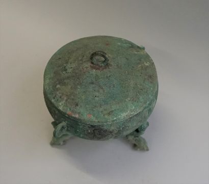 Tripod vase in Ding bronze. Feet in the shape...