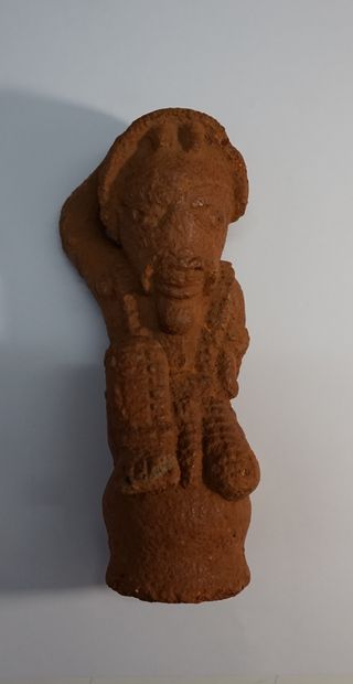 Kneeling warrior in terracotta. Nok style....