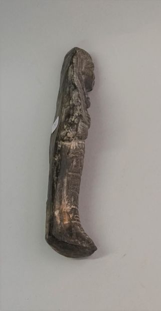 Oushebti in black clay. 15x5.5cm
