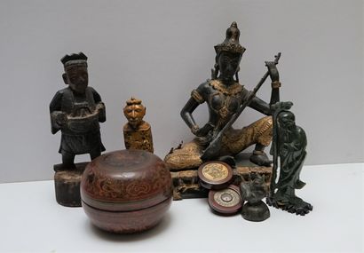 Set of decorative trinkets including :

-...