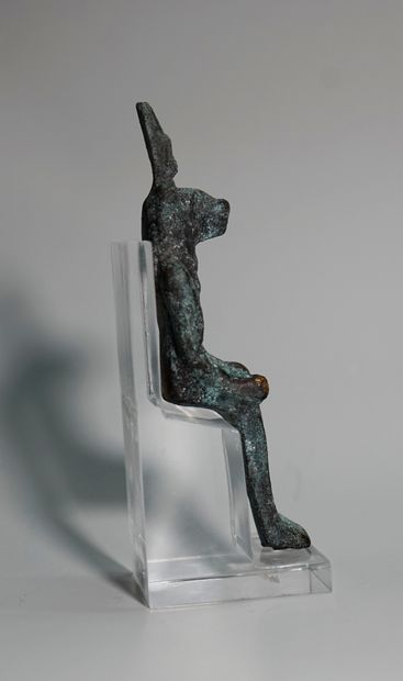Statuette presenting Sekhmet seated. Bronze...