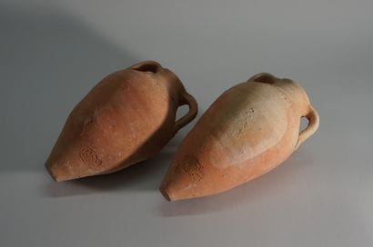 Set of 2 terracotta amphorisks. H: 12.3cm...