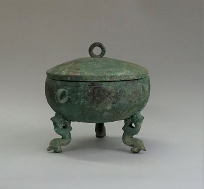 Tripod vase in Ding bronze. Feet in the shape...