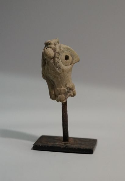 Syro-hittite clay idol head. H: 4.3cm