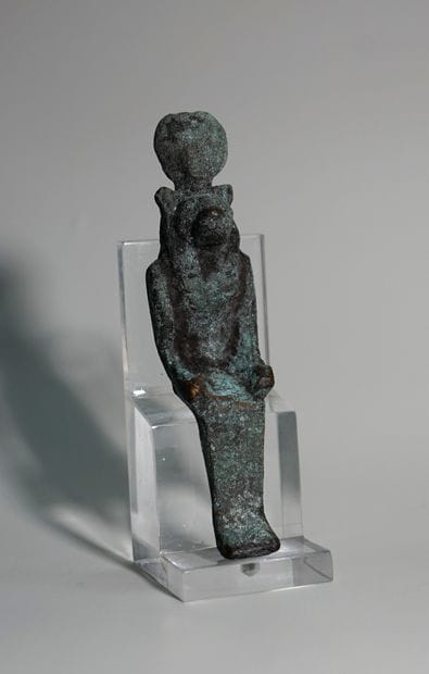 Statuette presenting Sekhmet seated. Bronze...