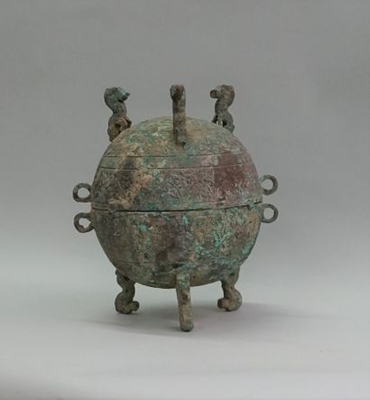 Dui globular tripod vase. Legs in the shape...