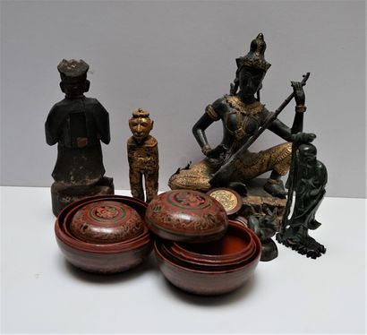 Set of decorative trinkets including :

-...