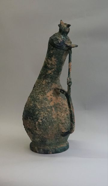 Hu-shaped vase for wine offering. Bronze....