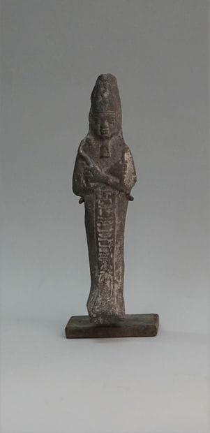 Oushebti in black clay. 18x4.5cm