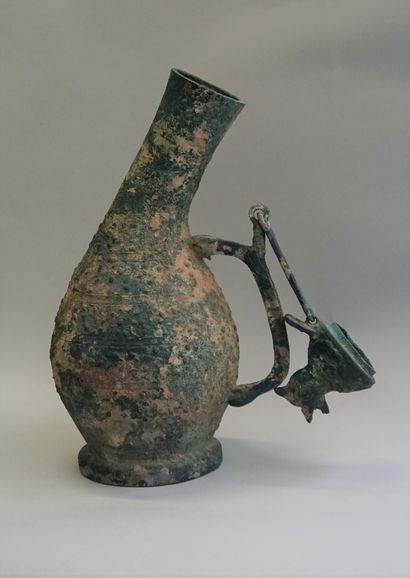 Hu-shaped vase for wine offering. Bronze....
